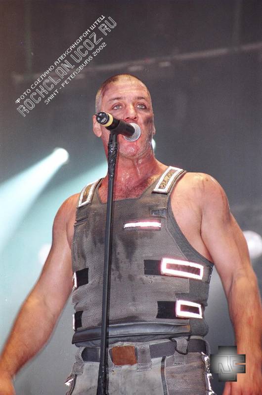 Entre dos tierras lindemann перевод. Тилль Линдеманн Mutter Tour. Rammstein 2001. Rammstein 2002. Rammstein 2001 не концерт.